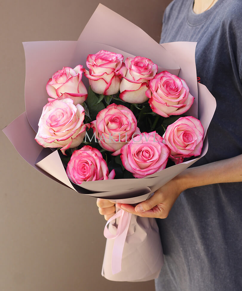 Букет из 9 розовых роз в крафт бумаге