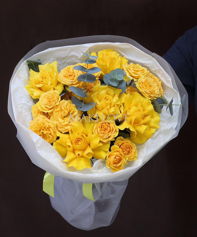 Букет из желтых кустовых и одноголовых роз