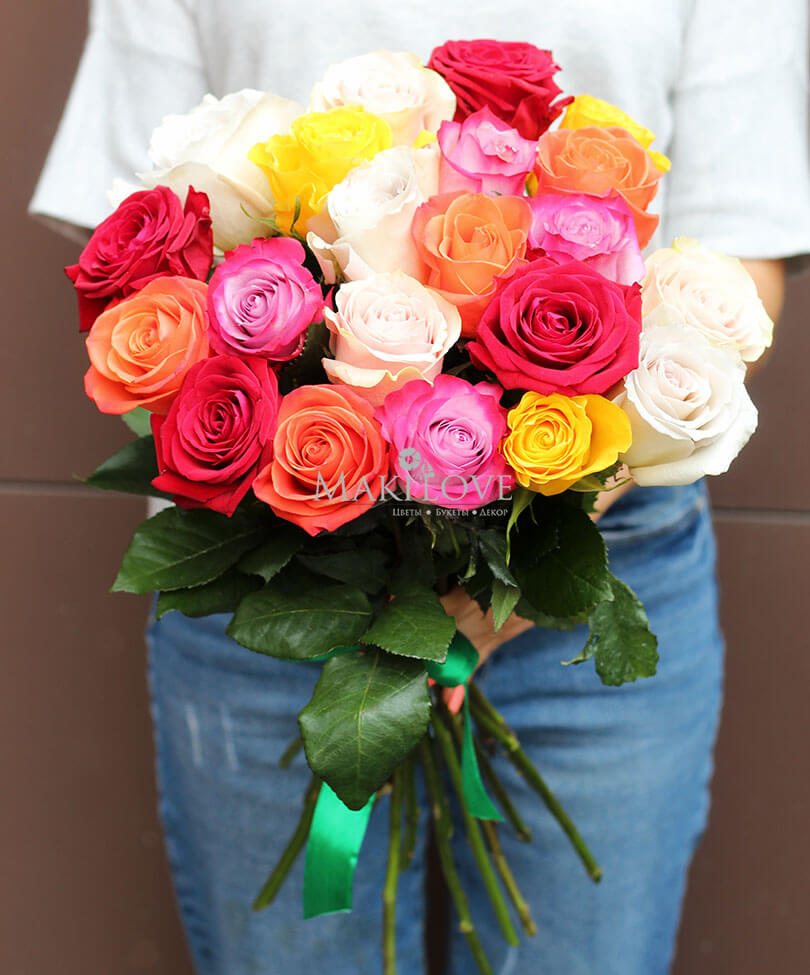 Букет из 21 разноцветной розы