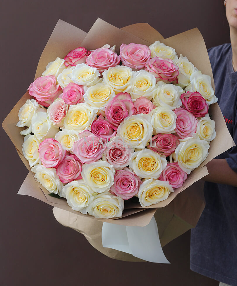 Букет из 45 разноцветных роз в упаковке