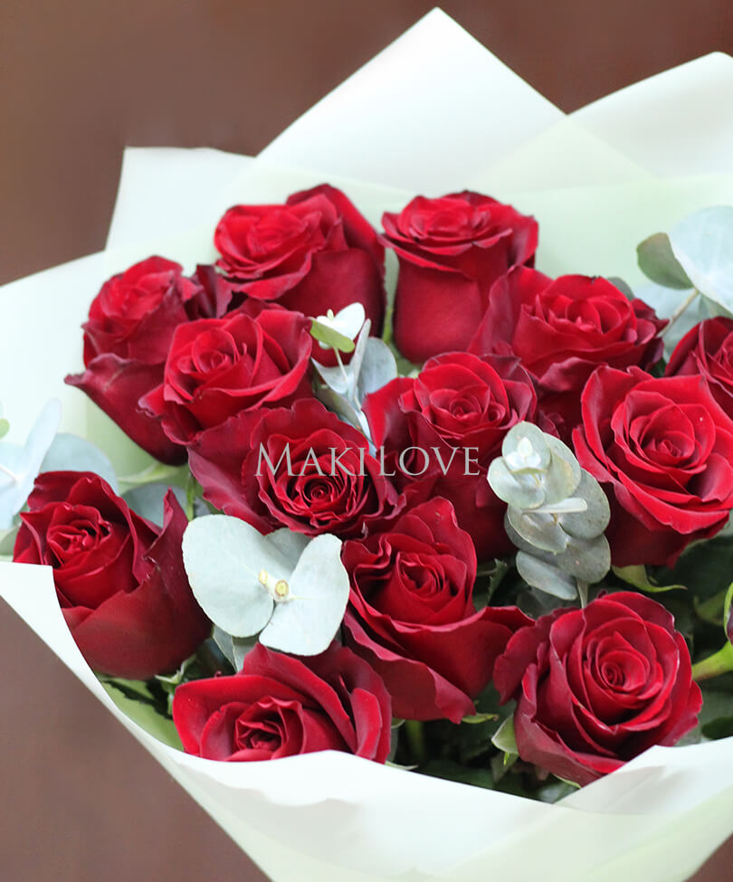 Букет из 15 красных роз с зеленью