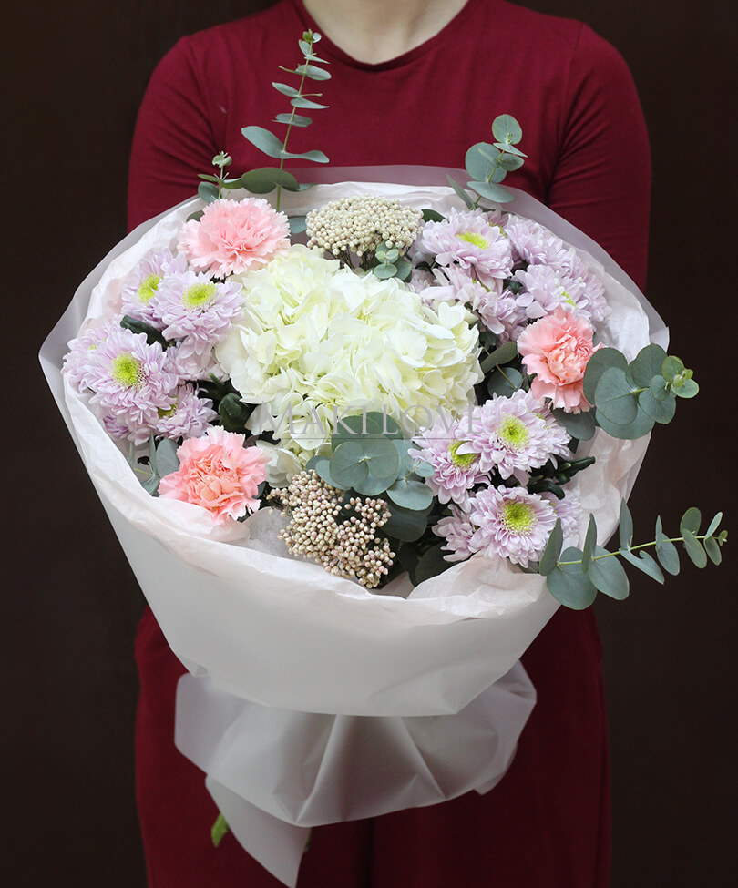 Круглый букет с хризантемой и гортензией