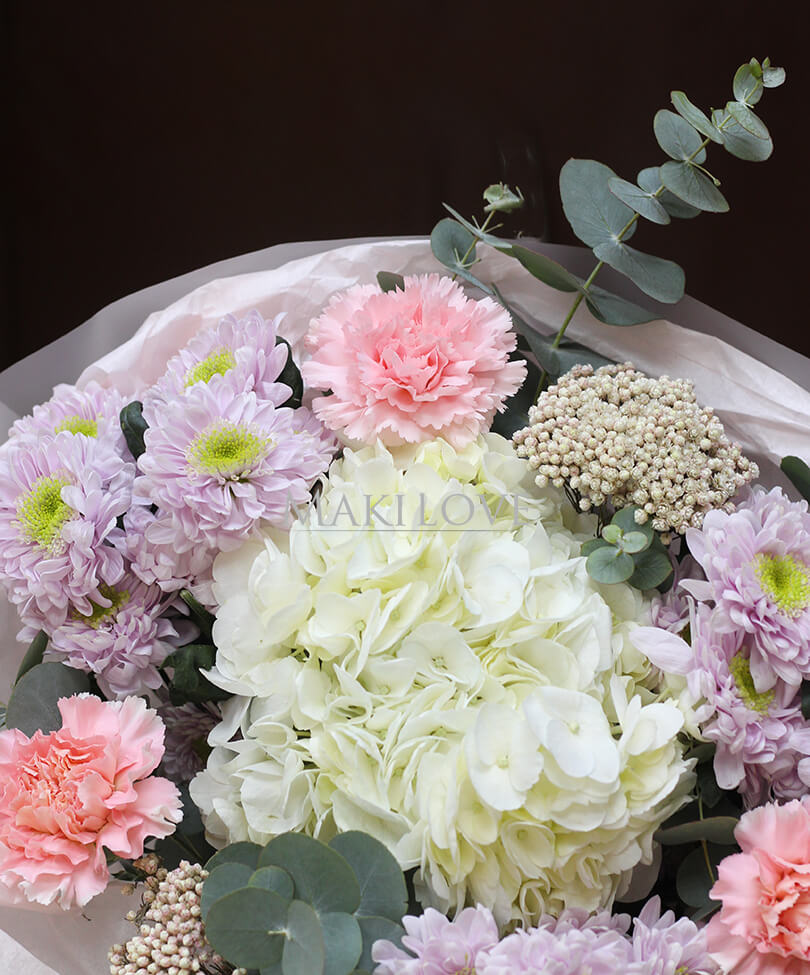 Круглый букет с хризантемой и гортензией