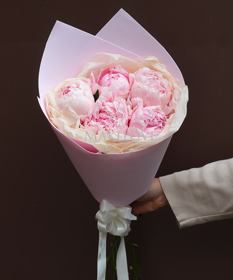 Пионы в крафт бумаге