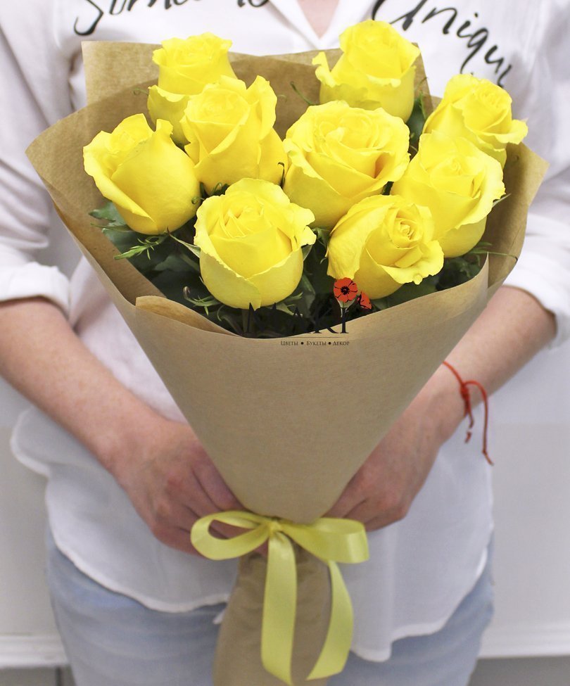 Букет из 9 желтых роз в крафт бумаге