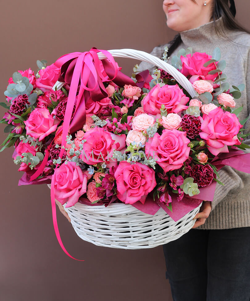 Корзина цветов «Поздравляем!»