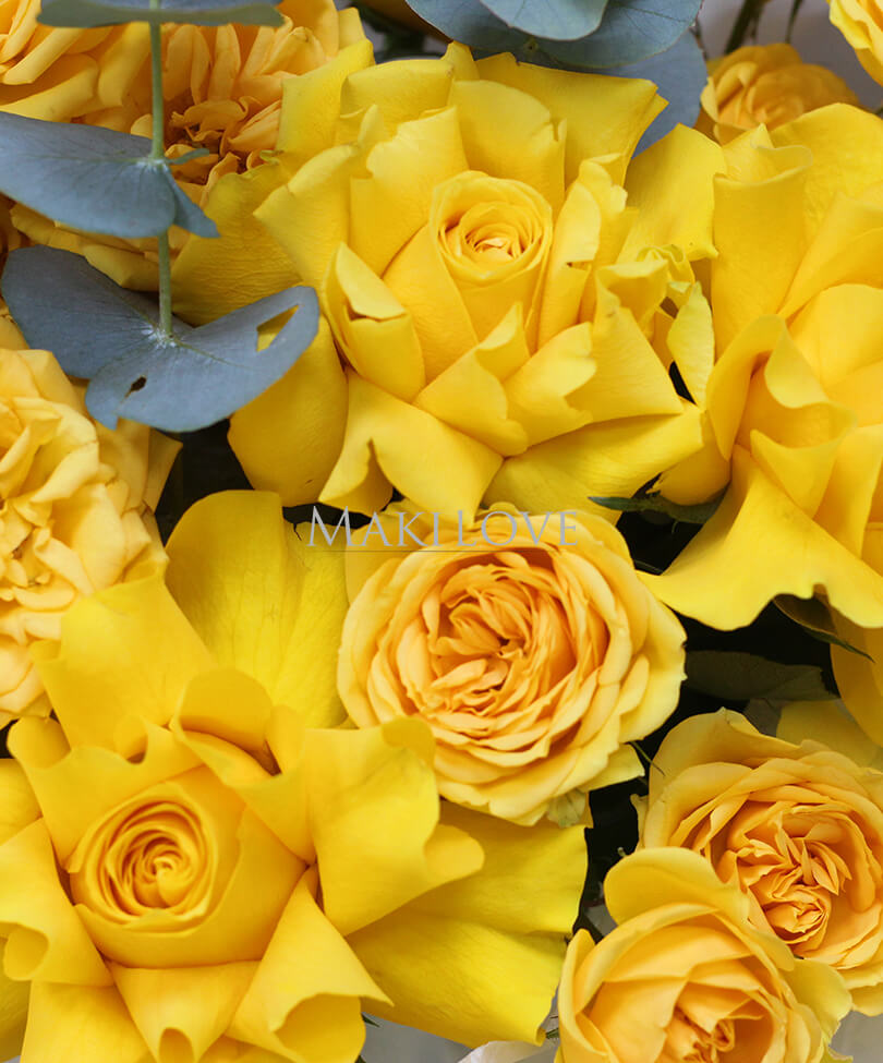 Букет из желтых кустовых и одноголовых роз