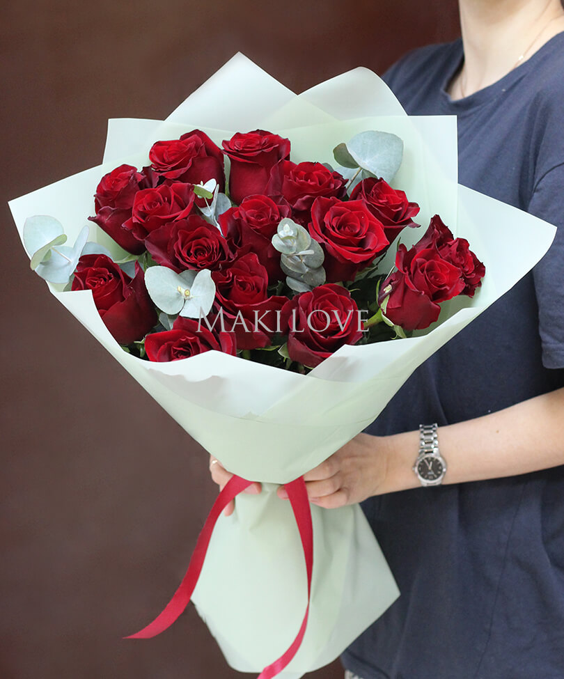 Букет из 15 красных роз с зеленью