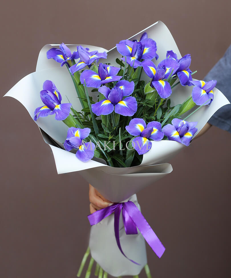 Ирисы в крафт бумаге