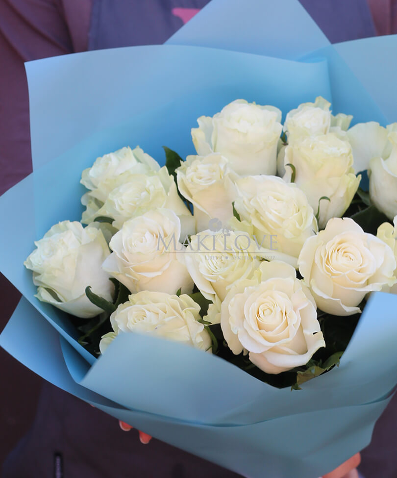 15 белоснежных роз в крафт бумаге