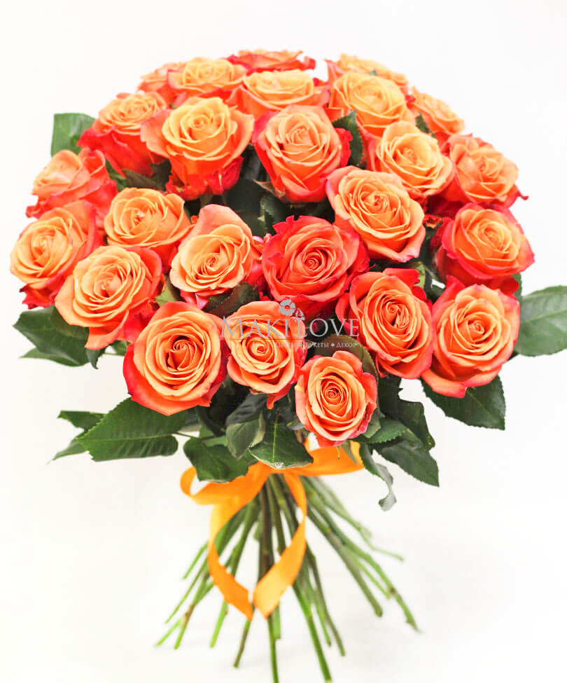 25 оранжево-красных роз