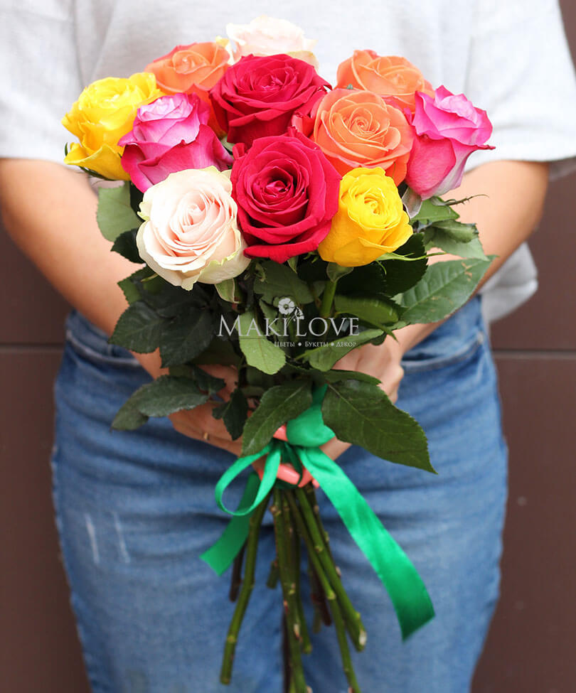 Букет из 11 разноцветных роз