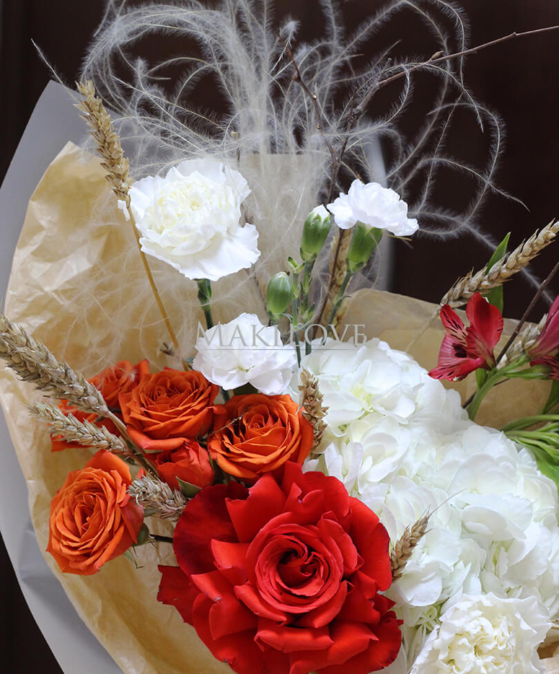 Необычный букет из роз и гортензий