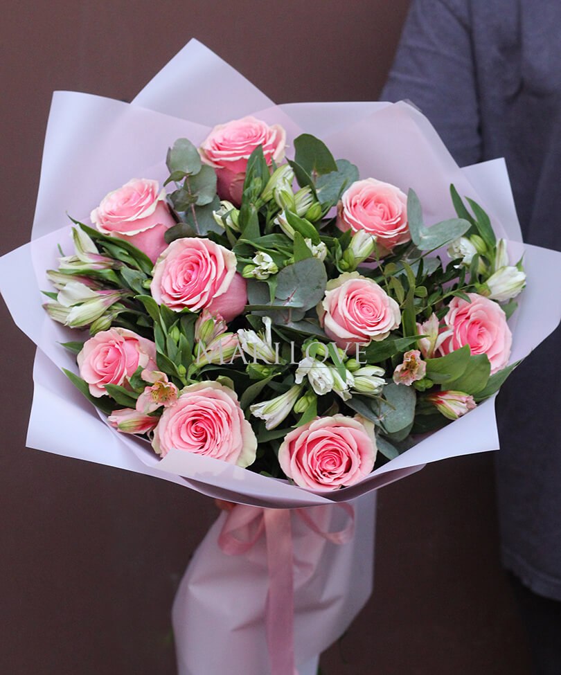 Букет из розовых роз и белых альстромерий