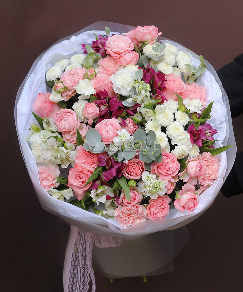 Круглый букет с кустовыми розами