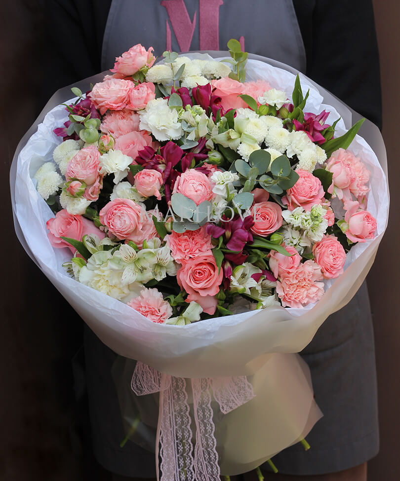 Круглый букет с кустовыми розами