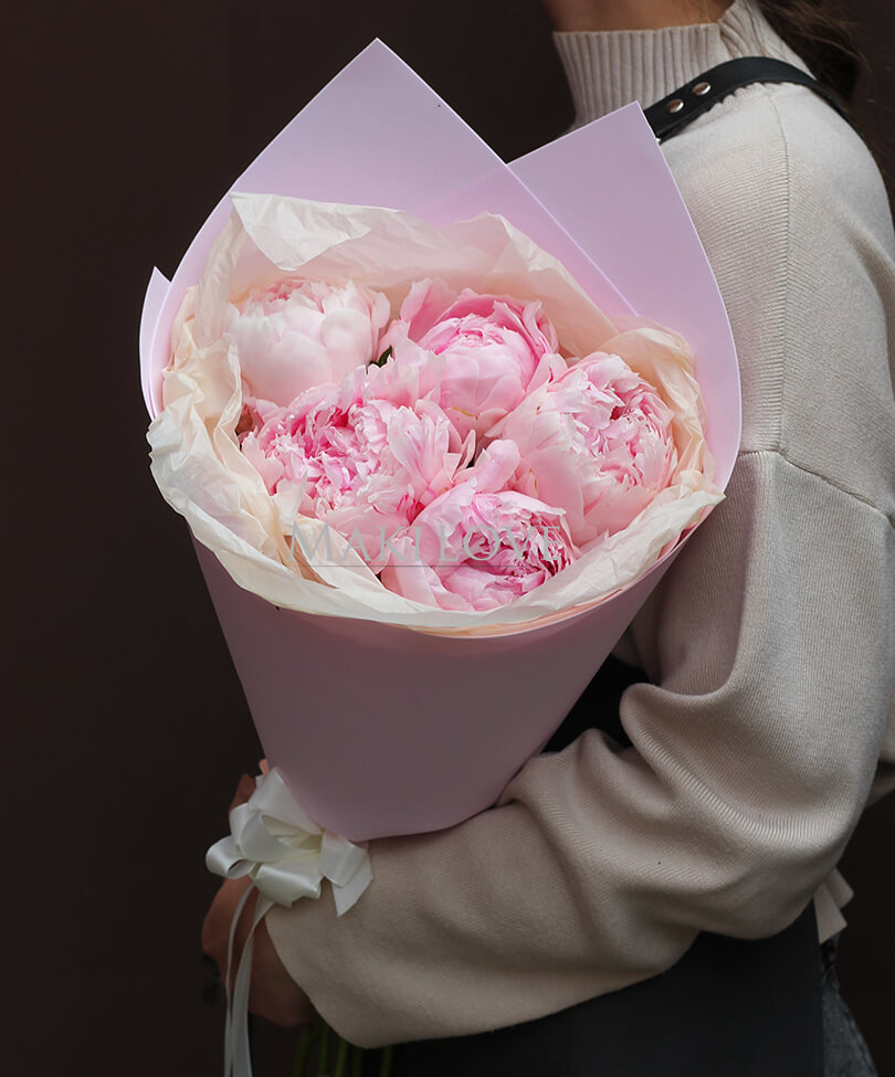 Пионы в крафт бумаге