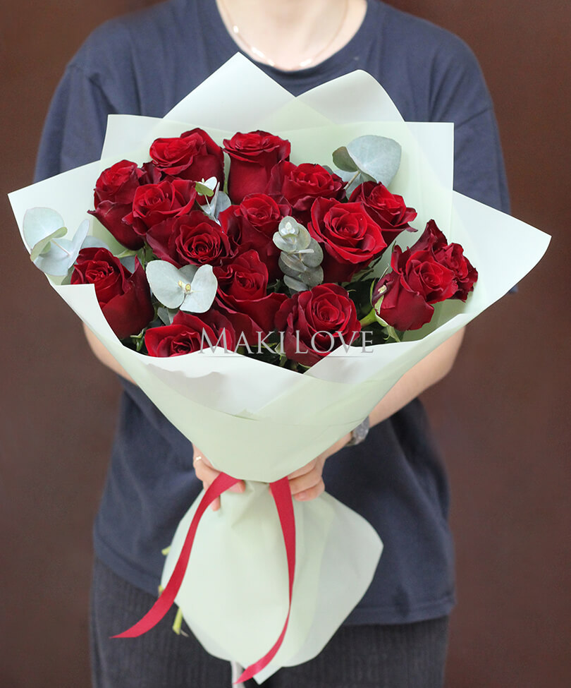 Букет из 15 красных роз с зеленью