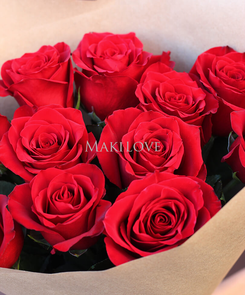 11 красных роз в крафт бумаге