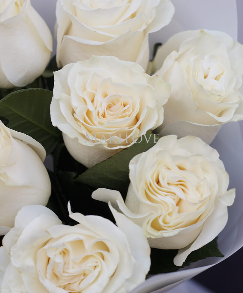 Букет из 9 белых роз в крафт бумаге