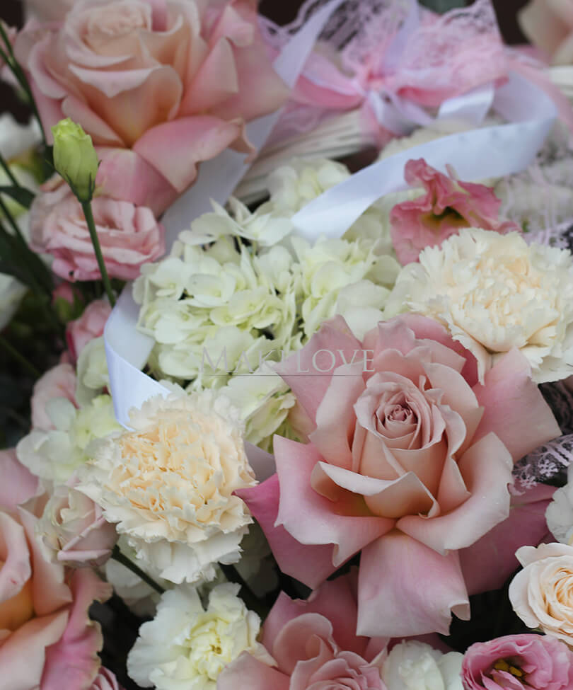 Большая корзина нежных цветов