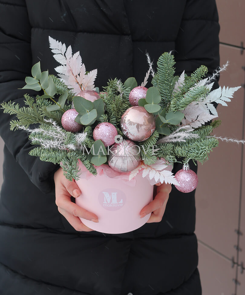 Букет в шляпной коробке «Декабрь»