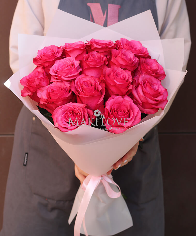 Букет из 15 розовых роз в фетре