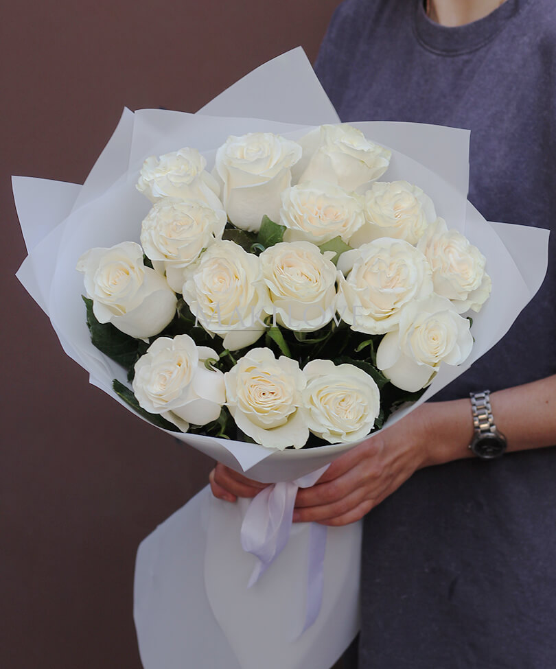 Букет из 15 белоснежных роз в крафт бумаге
