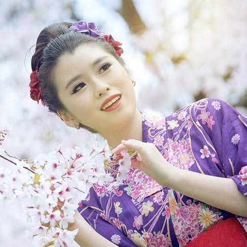 Японка с цветами сакуры