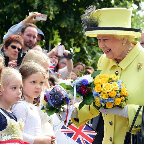 Королева Елизавета II с розами
