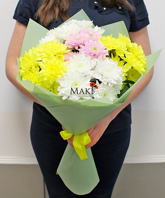 Букет из 5 разноцветных хризантем