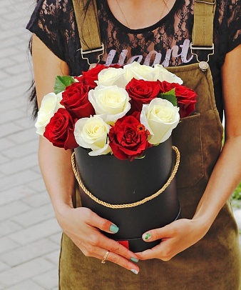 Букет роз в шляпной коробке «Токио»