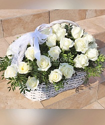 Корзина с белыми розами