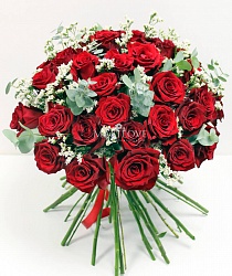 Букет «Чудесный сад» из 35 красных роз 