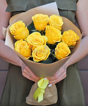 Букет из 9 желтых роз в крафт бумаге
