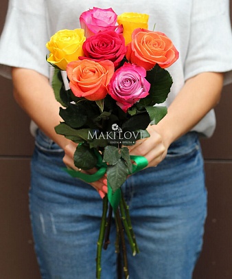 Букет из 7 разноцветных роз