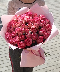 35 розовых роз в крафт бумаге