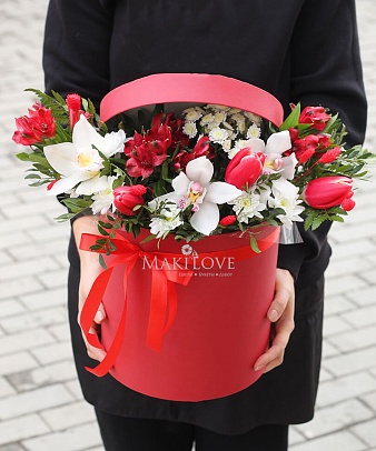 Букет с орхидеями «Женские слабости» в шляпной коробке