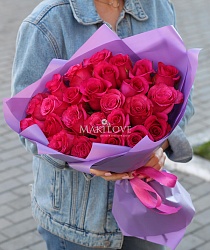 Букет 25 розовых роз в крафт бумаге