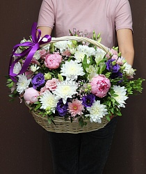 Букет цветов «Пионовый сад» в корзине