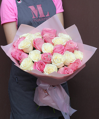 Букет 25 бело-розовых роз