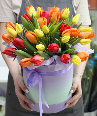 Букет тюльпанов «Предчувствие весны» в шляпной коробке