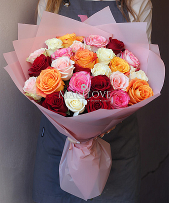 Букет из 25 разноцветных роз