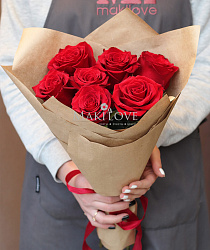 Букет из 7 красных роз в крафт бумаге
