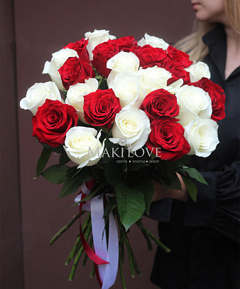 Букет 25 красно-белых роз