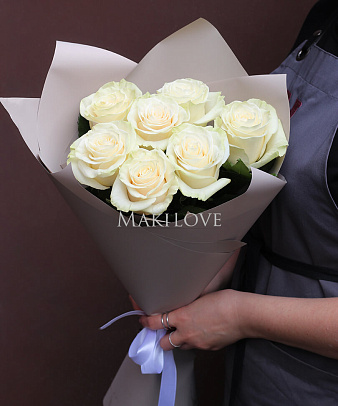 Букет из 7 белых роз в крафт бумаге