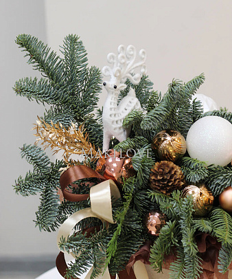 Новогодний букет №4 с елочными игрушками
