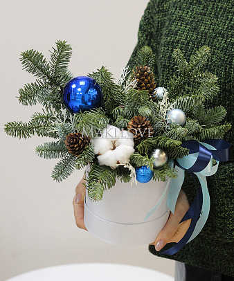Новогодняя композиция «Сочельник» с елочными игрушками
