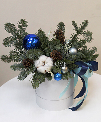 Новогодняя композиция «Сочельник» с елочными игрушками