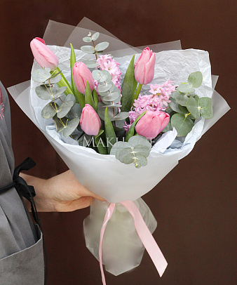 Букет с тюльпанами «Весенние ласточки»